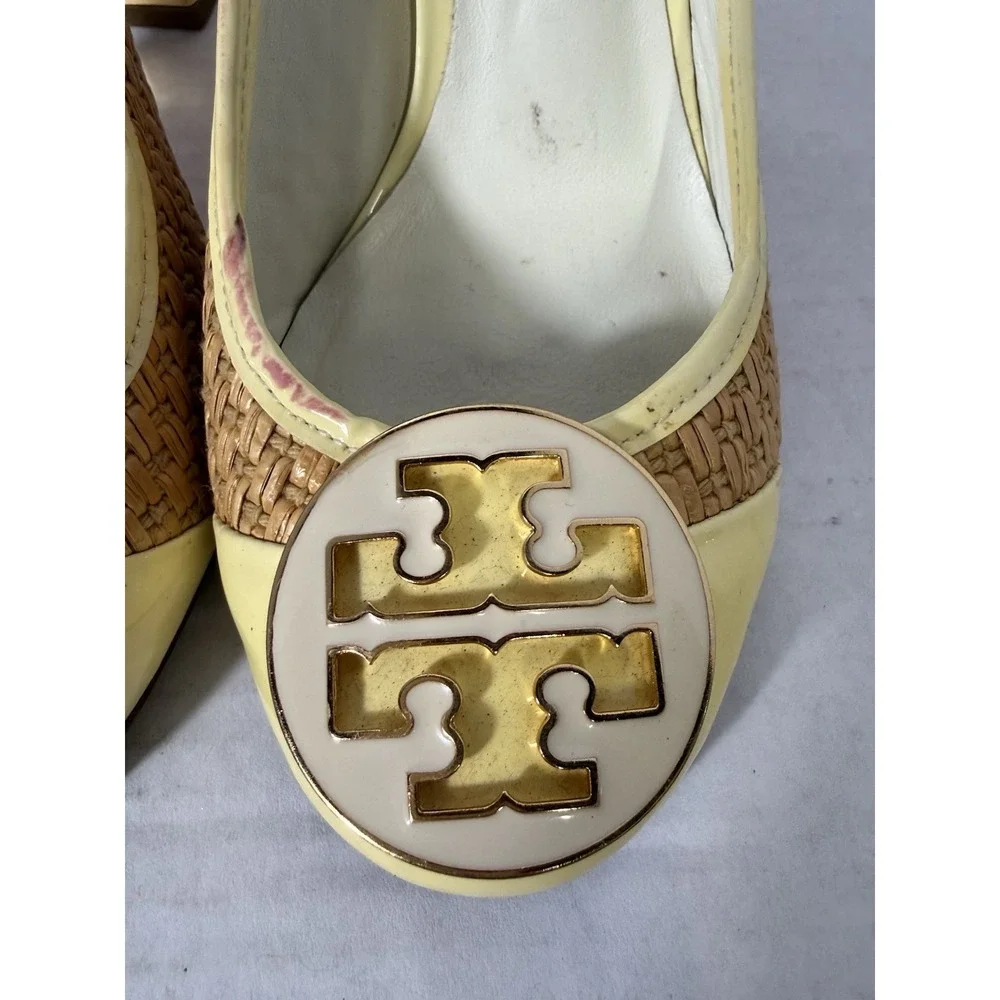 Tory Burch Rafia Pumps Yellow Patent Cap Toe Logo‎ Medallion Block Heel